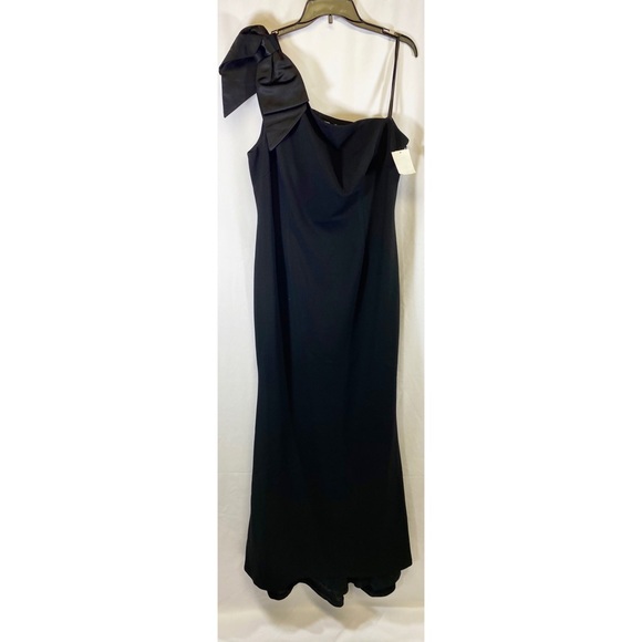Lulus Dresses & Skirts - Lulu’s one shoulder bow strap gown